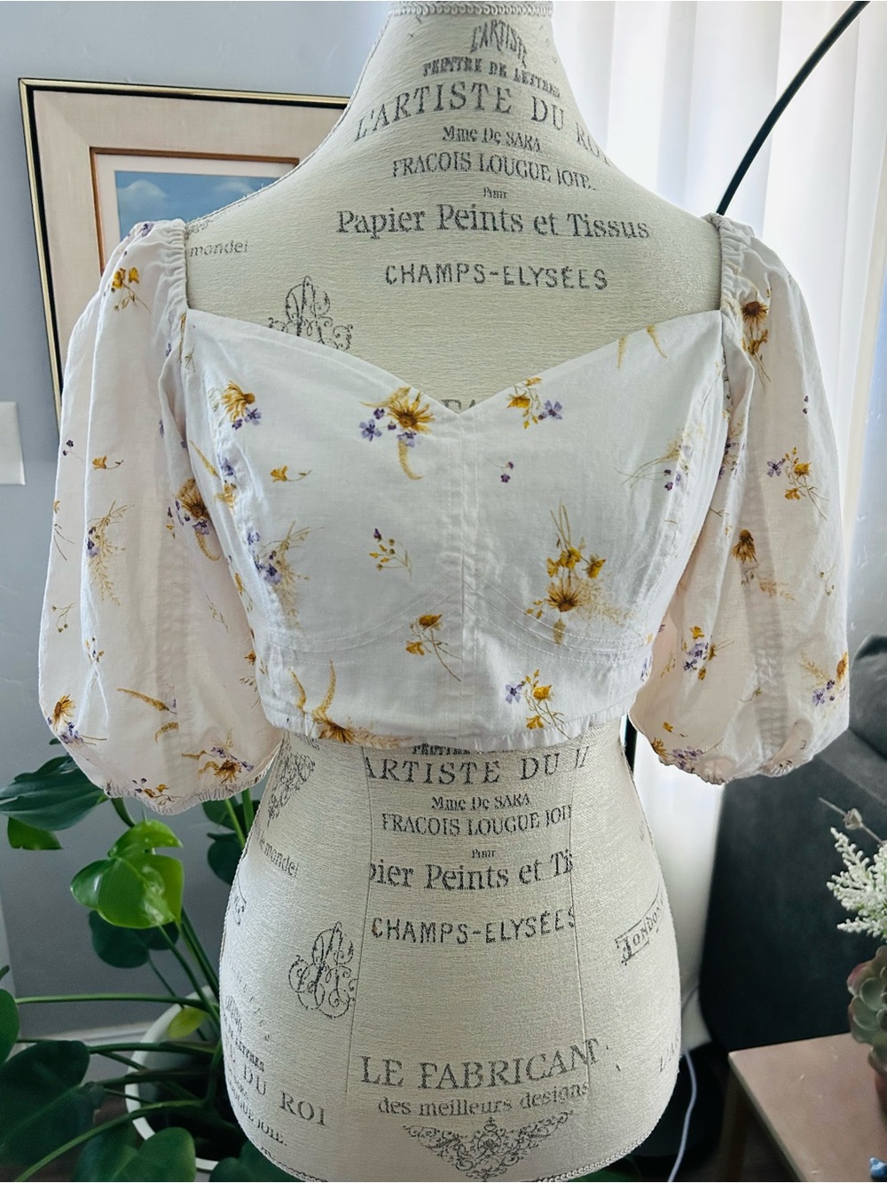 H&M linen-blend crop top featuring a floral wildflower print